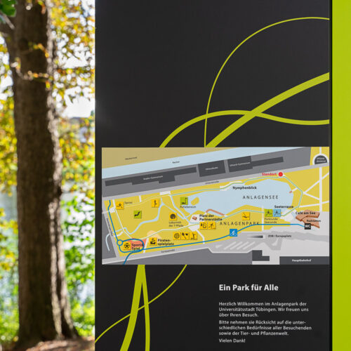 Stele am Parkeingang mit Parkordnung und Übersichtsplan