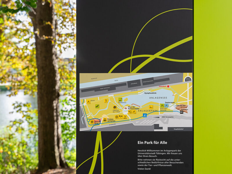 Stele am Parkeingang mit Parkordnung und Übersichtsplan