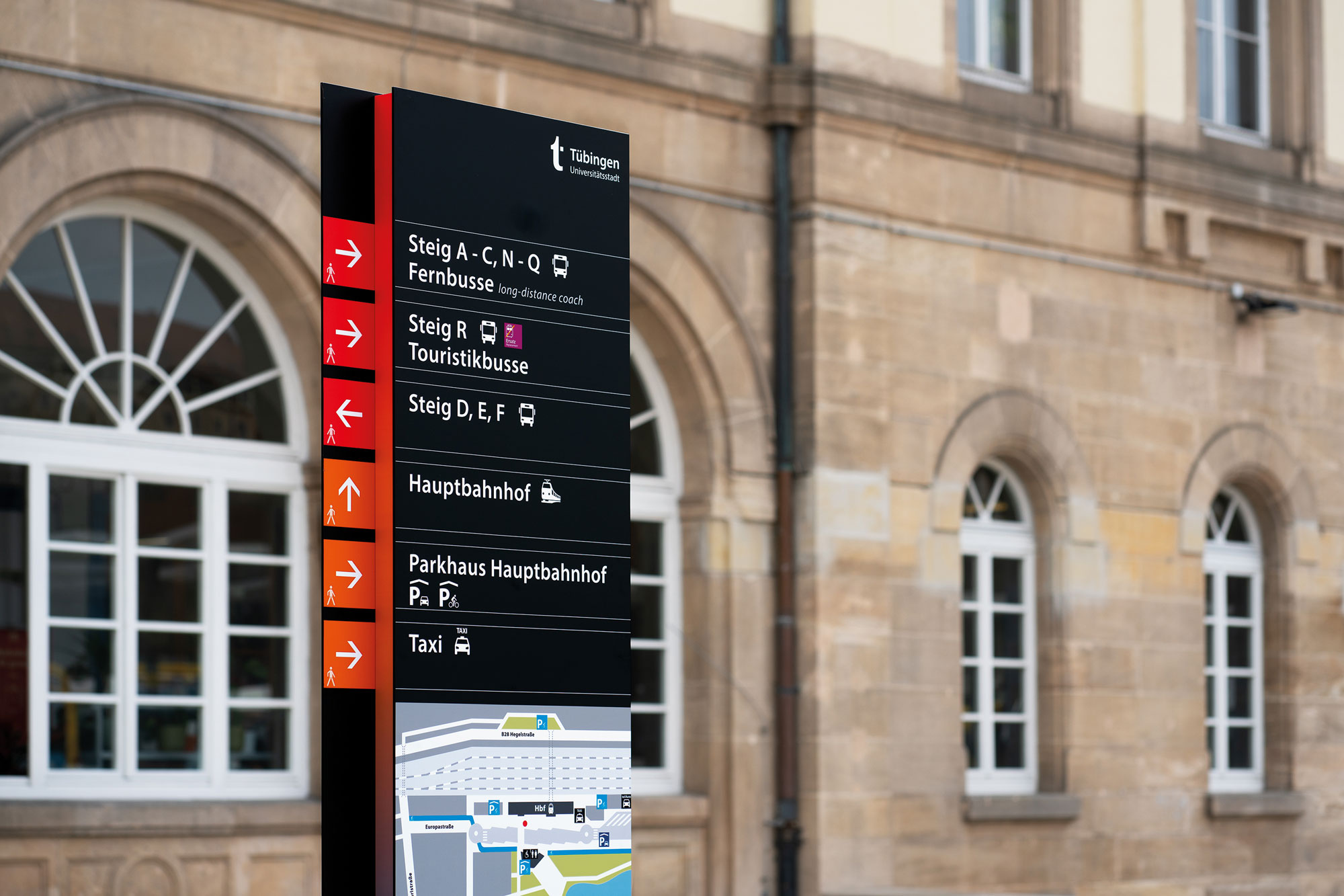 Stele zur Orientierung vor dem Bahnhofsgebäude in Tübingen