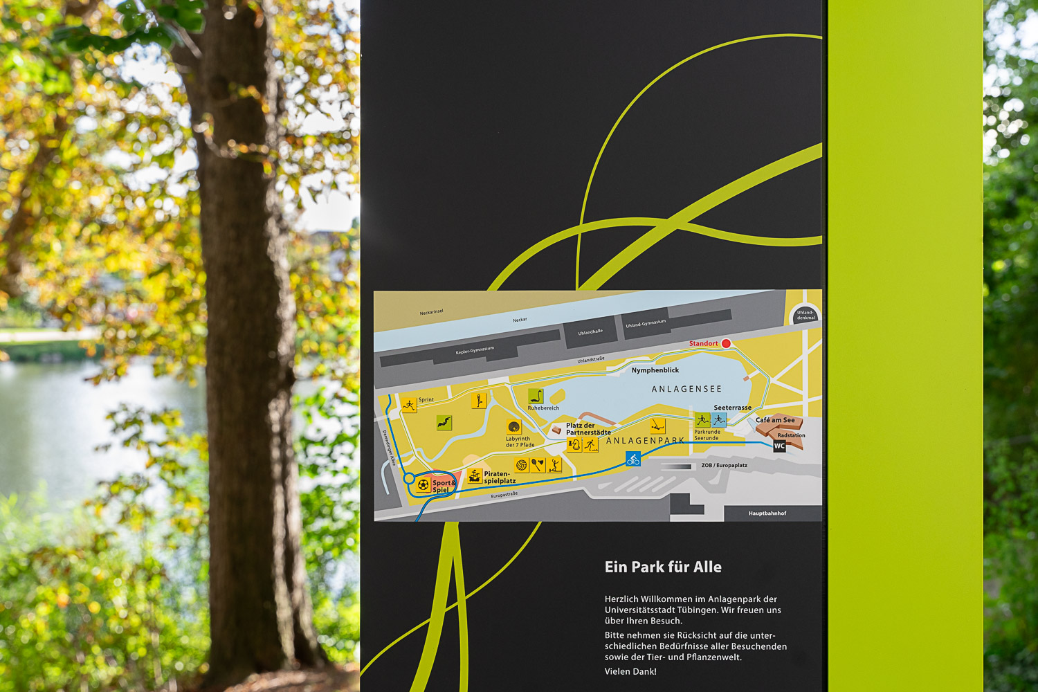 Stele am Parkeingang mit Parkordnung und Übersichtsplan